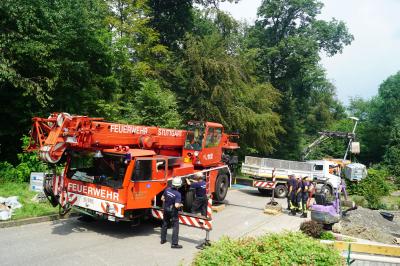 Stuttgart -Sillenbuch : Lastwagen knallt gegen Laternenmast und kippt 